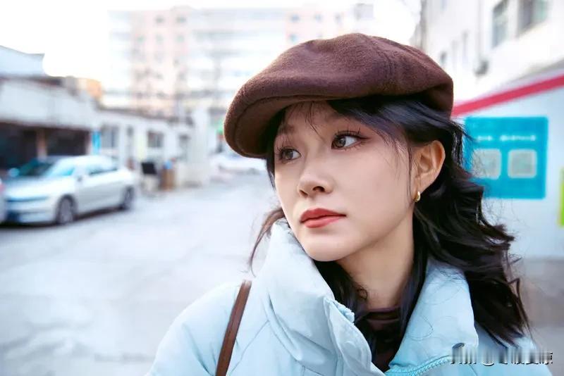 人到中年，仿佛站在人生的十字路口，面临着诸多挑战和压力。这时候，最渴望的莫过于健