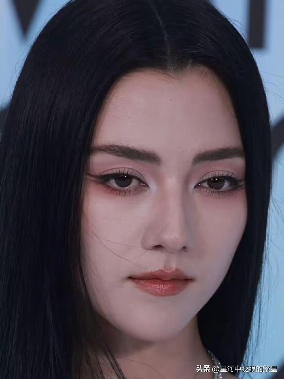 娜然能不能嫁进霍家，
我不评价，
但有一点我可以确定，
那就是，这个女人绝对不是