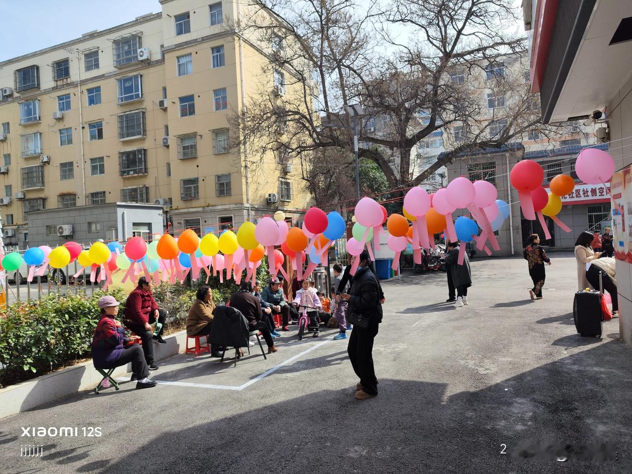 丙午马年正月十四，人民街道宣化社区的小院里洋溢着浓浓的节庆氛围，一场温馨热闹的元