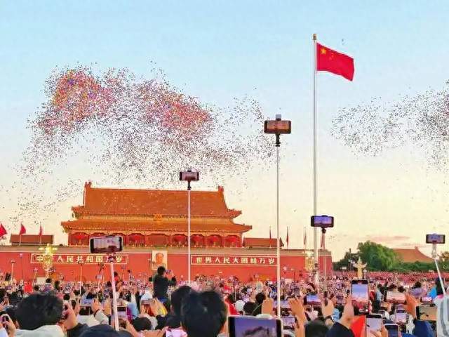 8℃天安门暖心一幕！这一幕看哭无数普通人