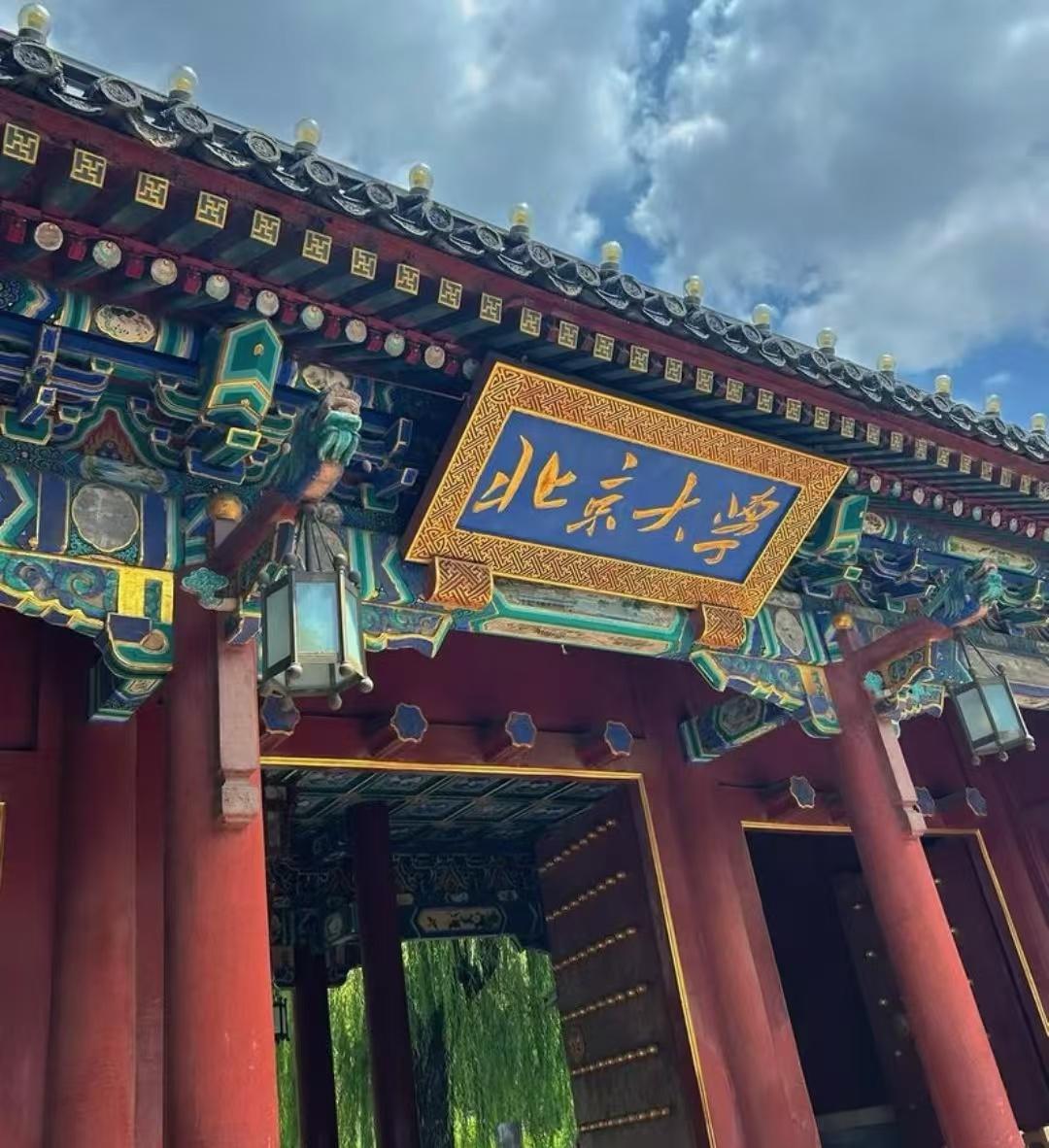 北京四中校长黄春说：
“大学只是起点，远非终点，
考上‘名校’，不是
为了给自己