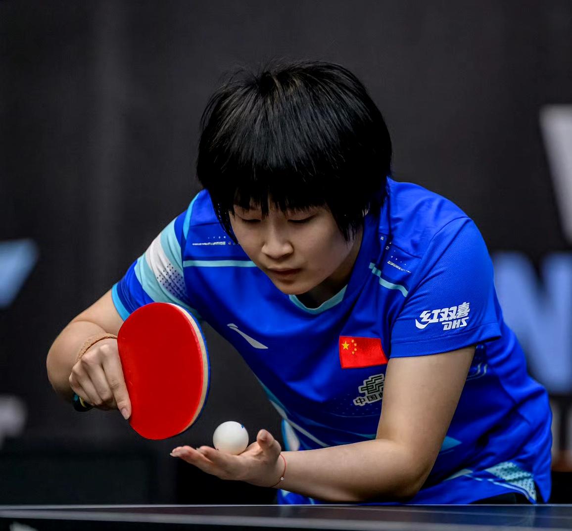 常挑赛马斯喀特站，覃予萱3-1击败单晓娜，覃予萱成功打进女单8强👍
首局，面对