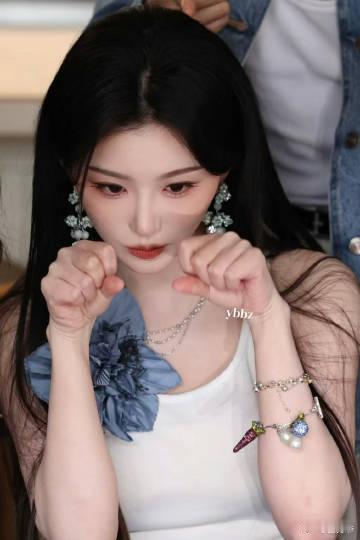 谁给孔雪儿同事挤飞了 粉丝们的热情直接拉满，现场人山人海，孔雪儿的同事直接被挤飞