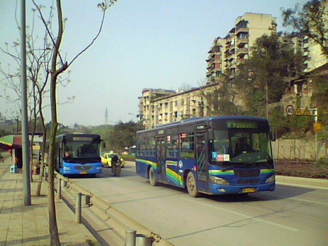 2010年春在双碑特钢花园拍摄的重庆公交265路和215路，两趟车都是双碑开往朝