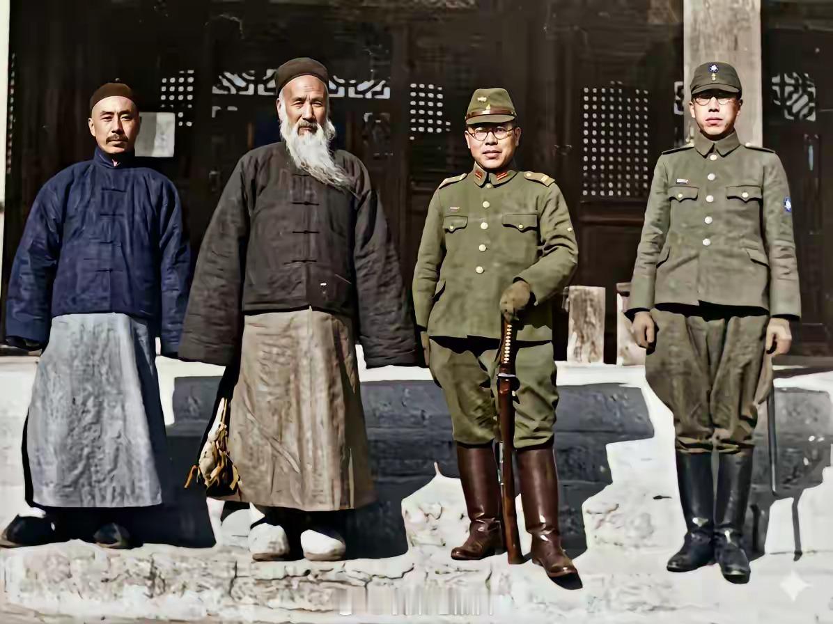 1938年，曲阜孔庙大成殿前，白胡子的孔令煜和两名日本军官合影，他是孔子第76代