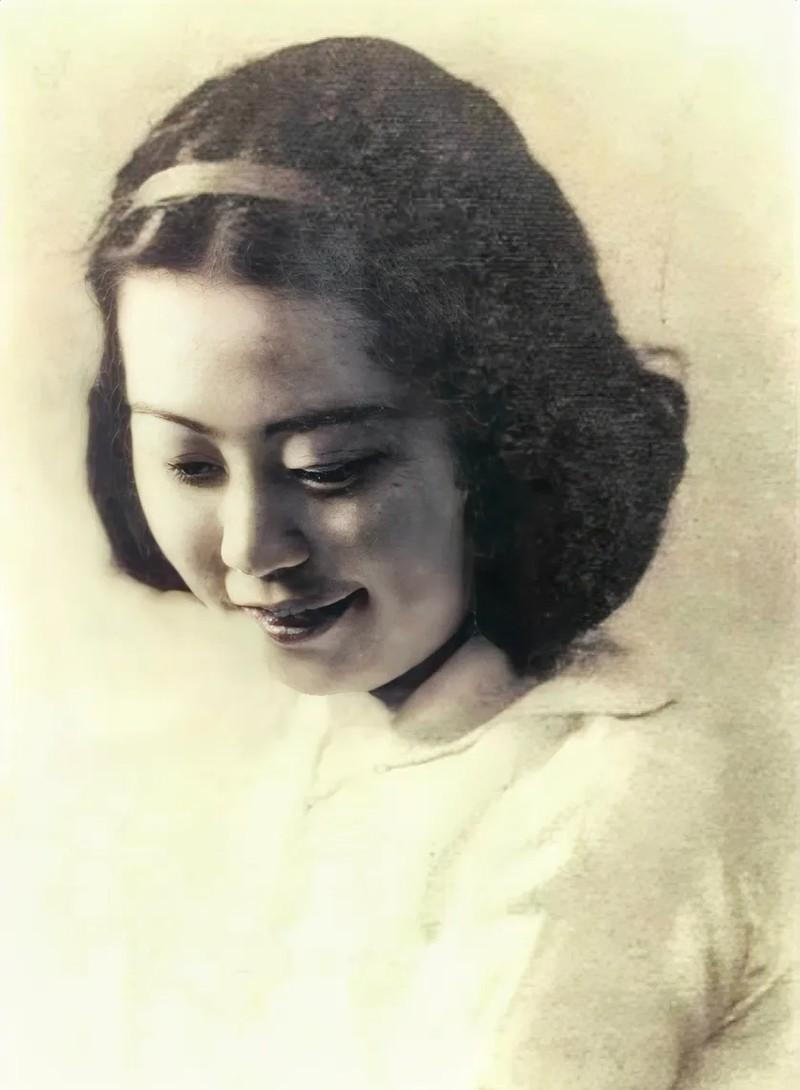 1946年，因会议机密被泄露，蒋介石大怒，让秘书长吴铁城彻查此事，沈安娜知道后，