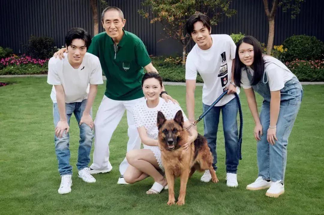 张艺谋幸福的一家五口，儿子也没有多帅，女儿也没有多美，中等样貌，两儿子个头挺高多