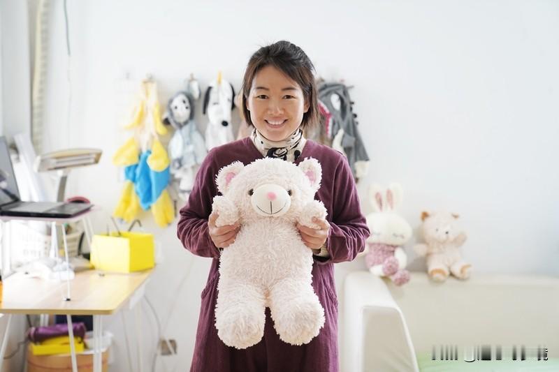 女子收到十年前网购的玩偶配件 上海的李女士收到了2015年网购的玩偶配件，这事简