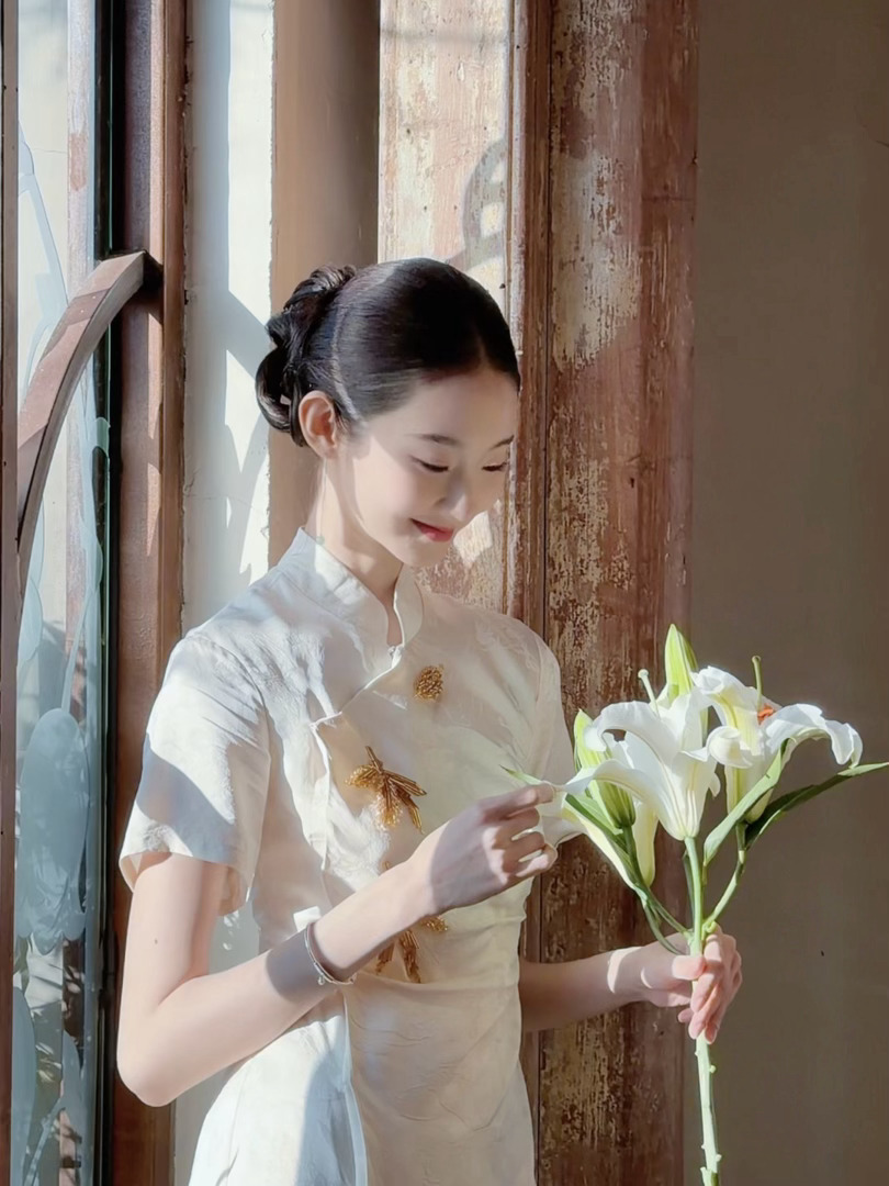 张艺凡民国风穿出了故事感 张艺凡把民国美韵拿捏了！素色旗袍造型尽显东方雅致，美人