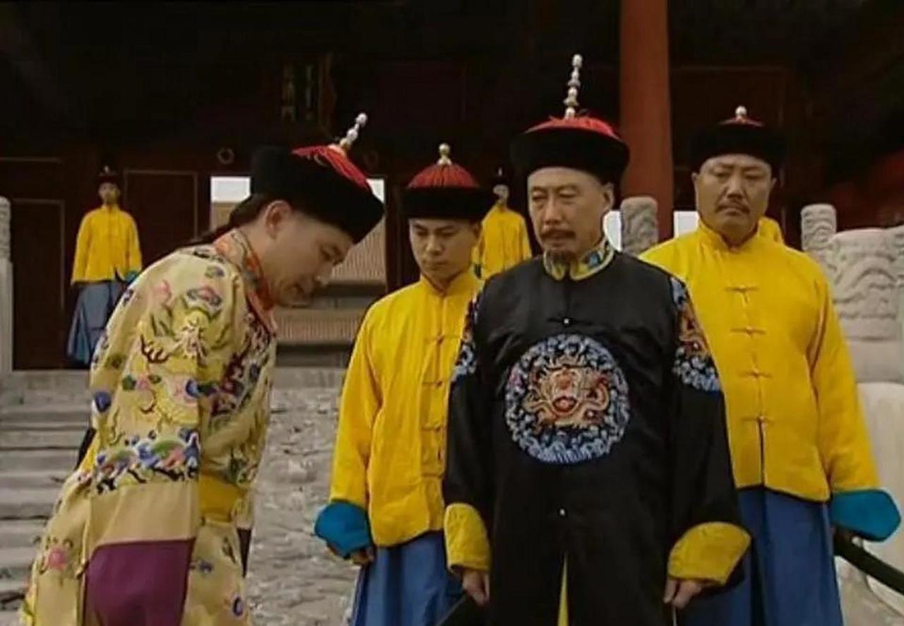 1697 年，亲征噶尔丹回京的康熙，虽大胜归来，却表现的很愤怒，他先是处死了太子