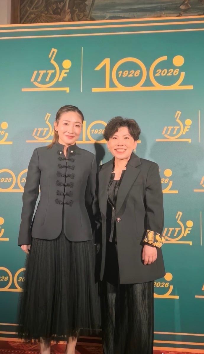 最近刘诗雯和邓亚萍一起出席颁奖典礼，两位都穿了黑色的衣服，站在一起特别的有姐妹范