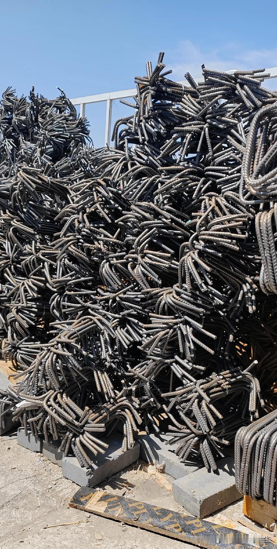 我们常年在工地辛苦打工，表面看是在给老板出力干活，说到底其实都是在为自家儿女奔波