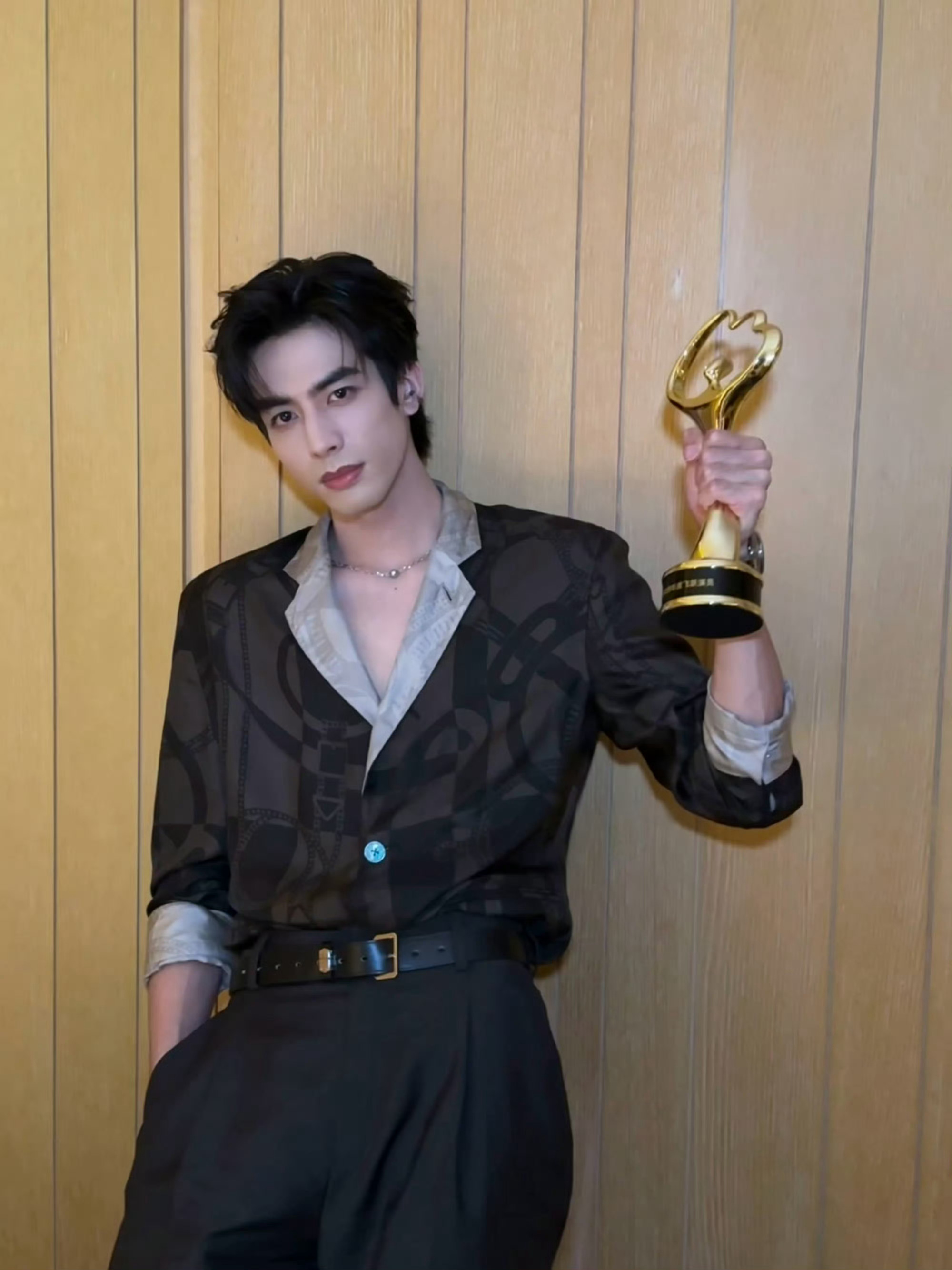 宋威龙捂住深V和倪妮聊天哈哈，到处都有镜头，男孩子在外当然要保护好自己啦男帅女美