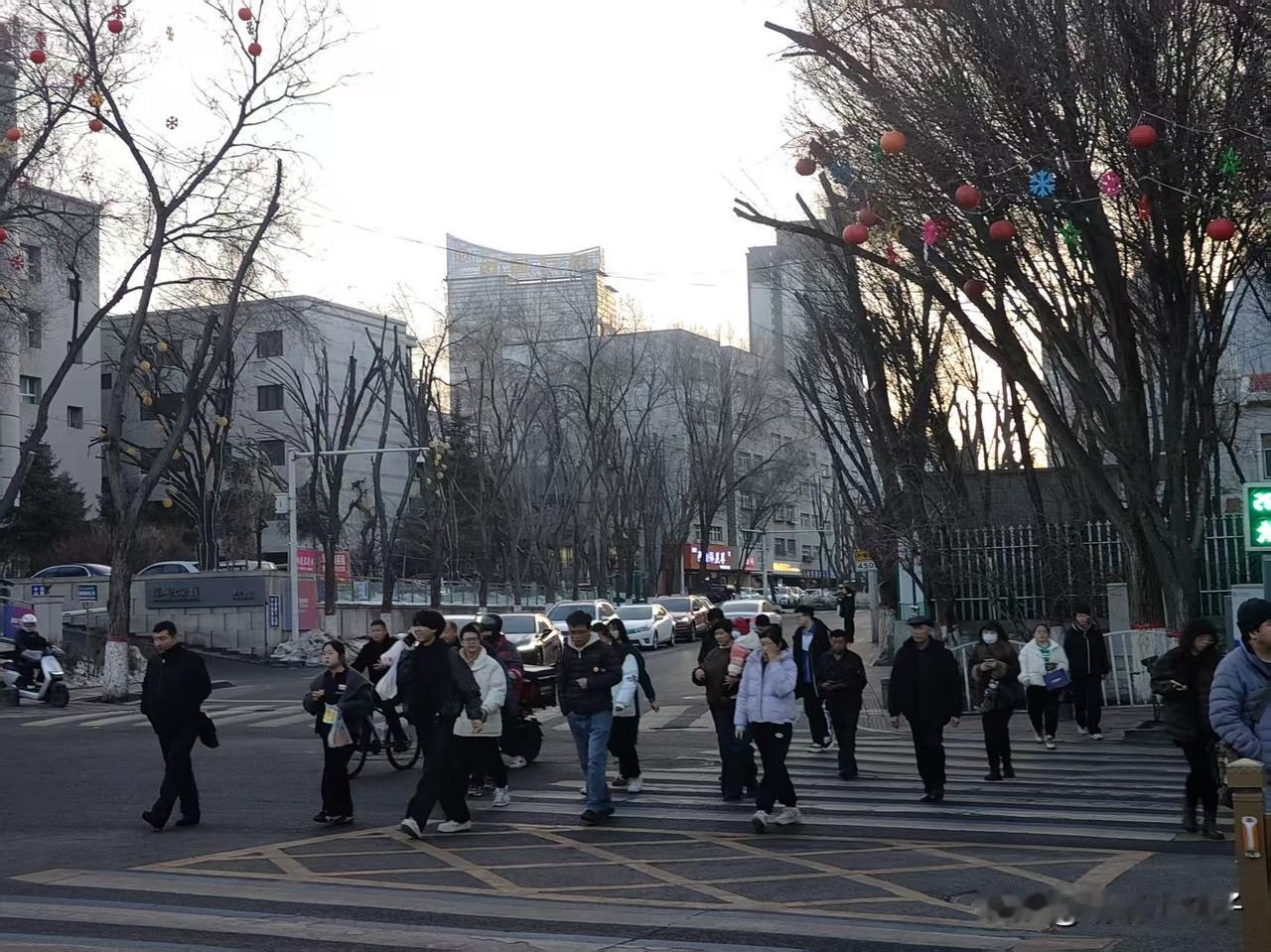 肉孜节三天小长假来啦！下班街上人挤人，春暖花开该出门撒野啦
 明天就是肉孜节三天