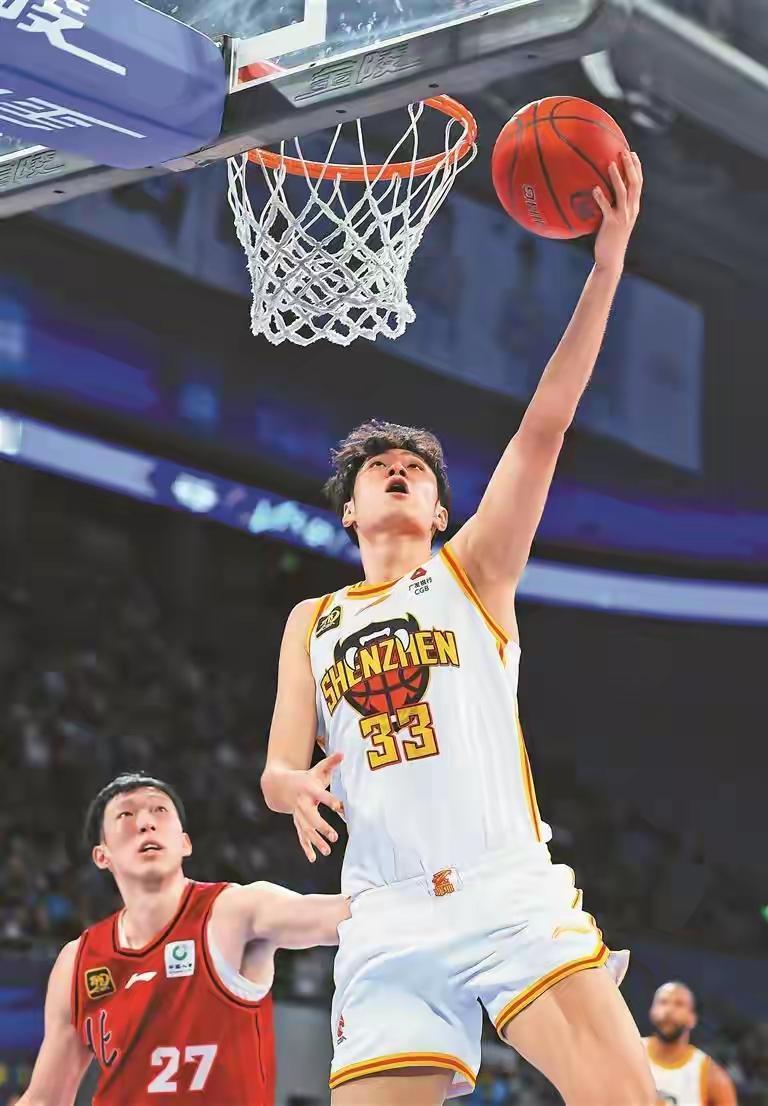 王浩然两年B类合同续约深圳！休赛期转会传闻尘埃落定
 
据媒体人球圈赵探长最新消