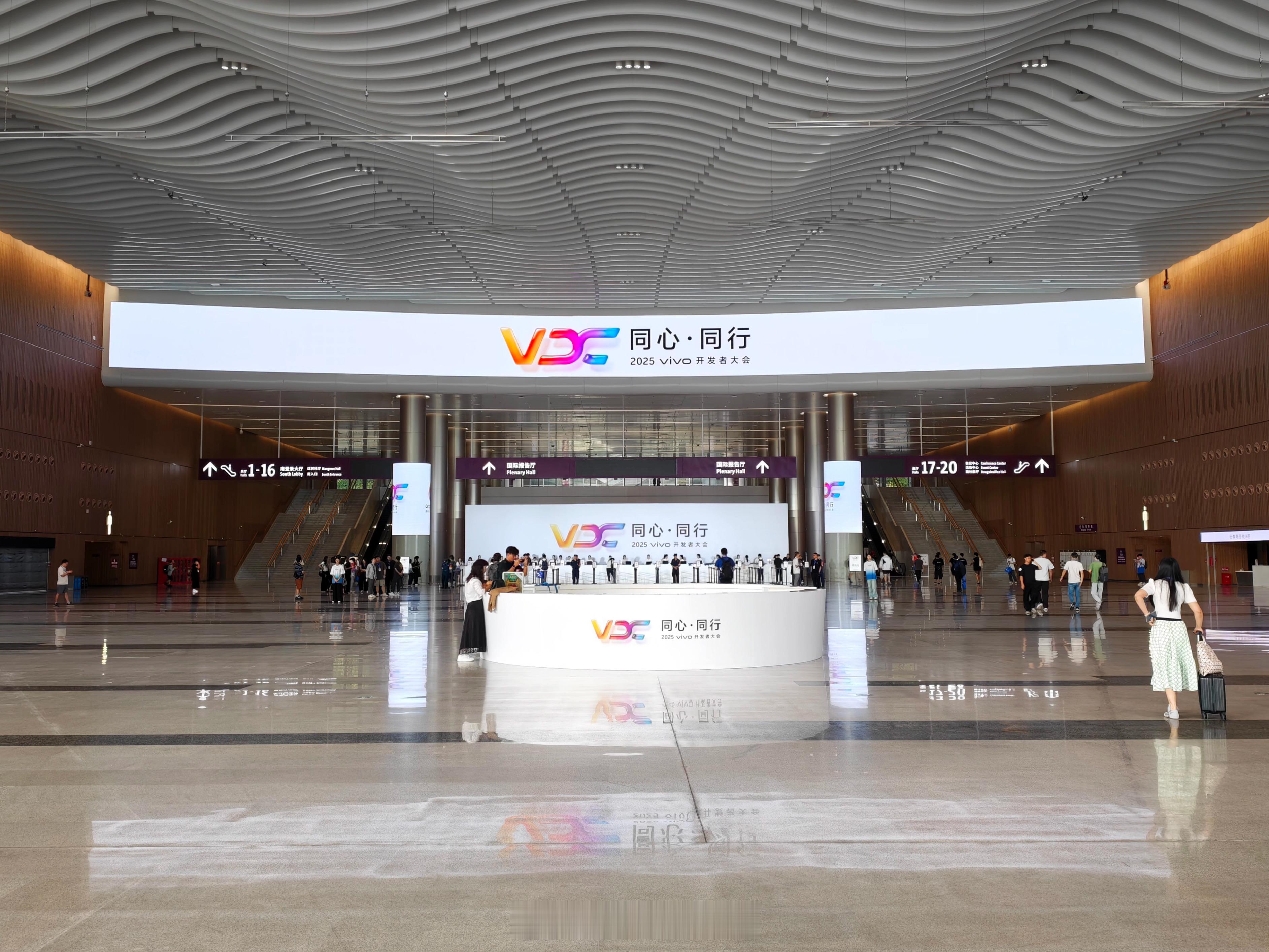 到vivo全新系统OriginOS6发布会现场了，今天上午主会场的重点内容就是O