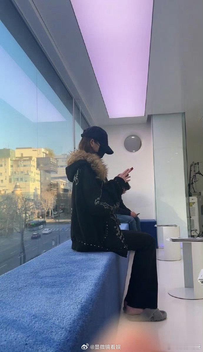 偶遇张元英去皮肤科 网友在皮肤科偶遇张元英，随手拍下的照片里，她低头看手机的模样