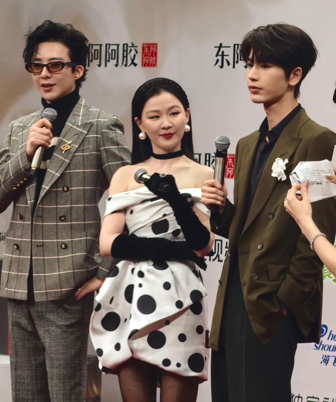 金靖在腾讯视频星光大赏上，一句“要收回份子钱”的大实话，直接把内娱的虚伪面具撕了