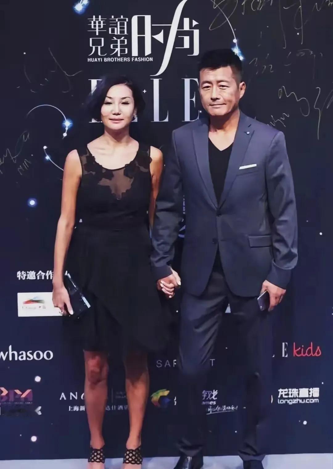 抛弃了江珊和女儿，就为了娶这么一个相貌平平的女人？差点就以为他遇到了真爱，直到弄