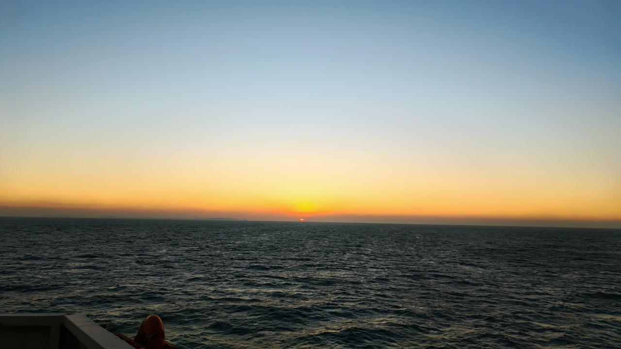 今日分享随手拍照片东北的朝阳刚冒头，被凛冽的寒风吹得没一点温度，又降温了！