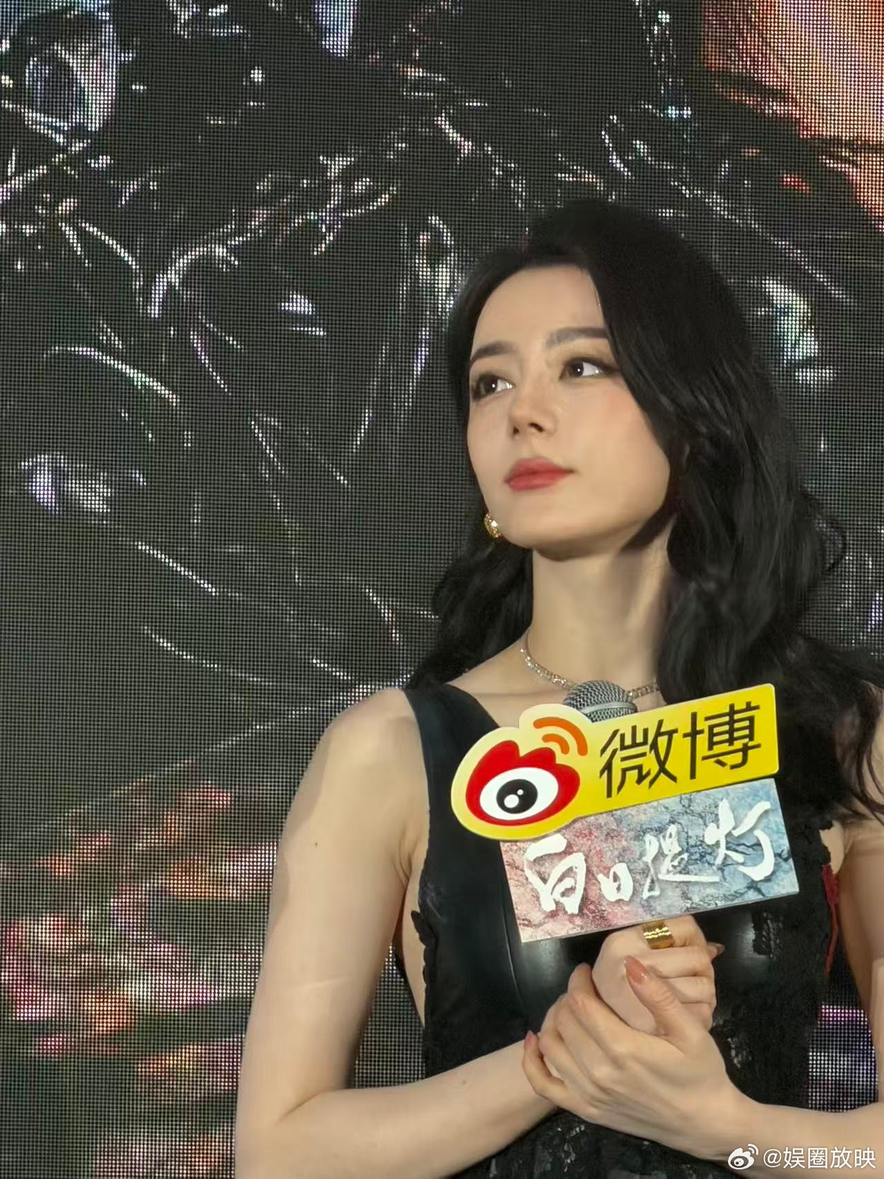 陈飞宇帮迪丽热巴戴脸链陈飞宇帮热巴戴脸链这幕太戳了！朦胧光影里她抬眸望过来，谁看