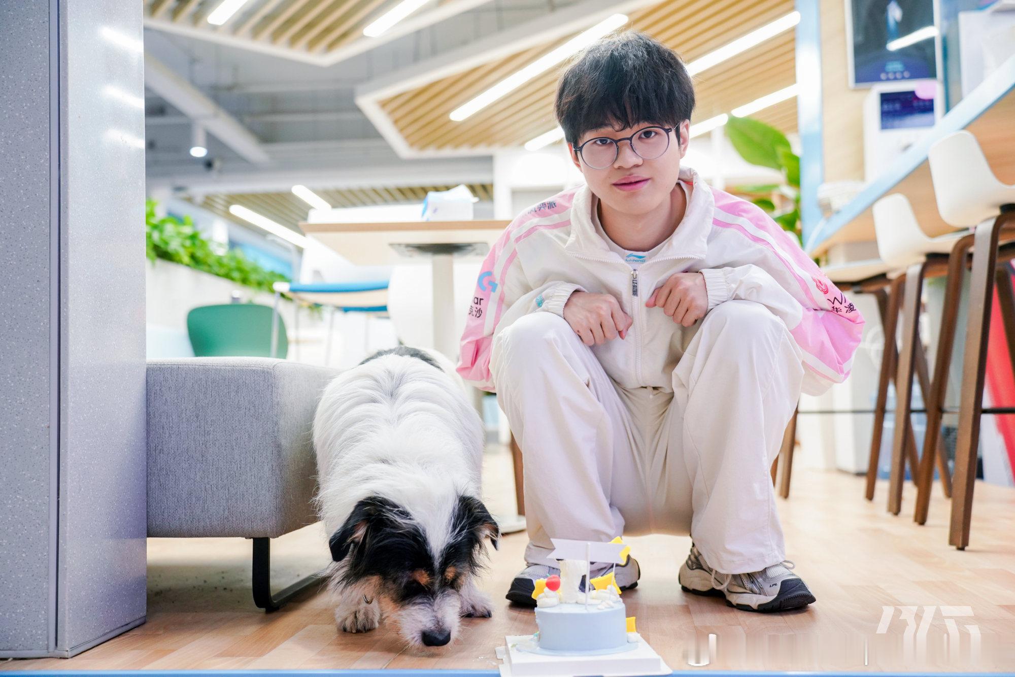：祝BLG最贪吃、最可爱、最聪明、最活泼的小狗 咕噜噜2岁生日快乐！愿你永远健康