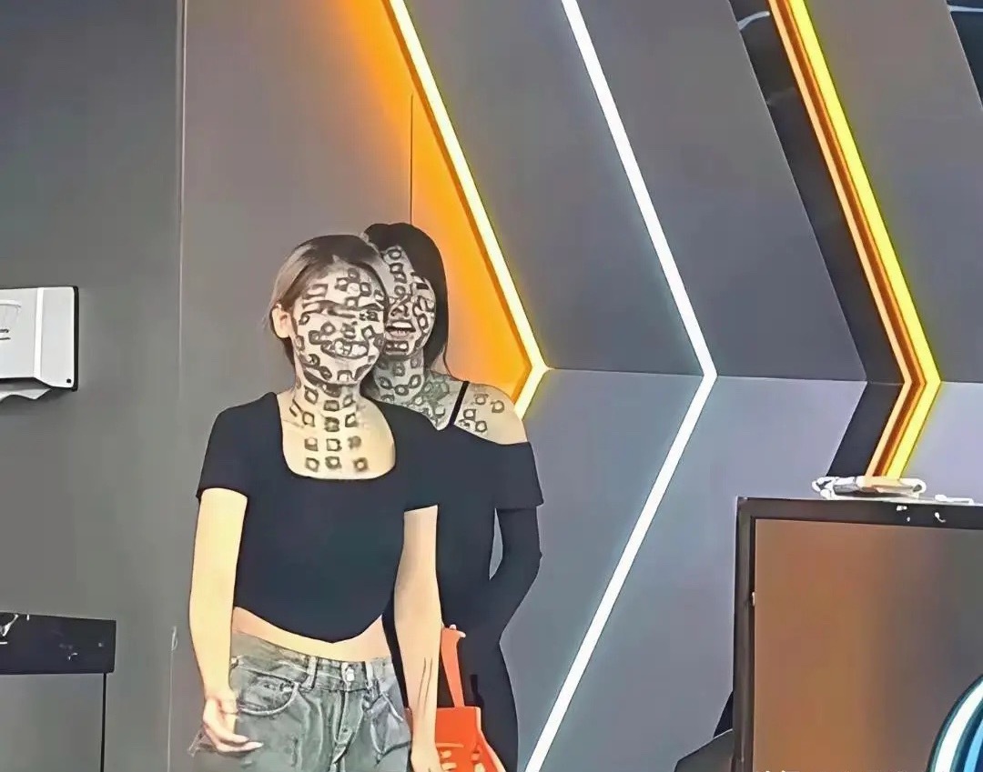 第一眼看到，还以为是纹身，原来是输球输的。 