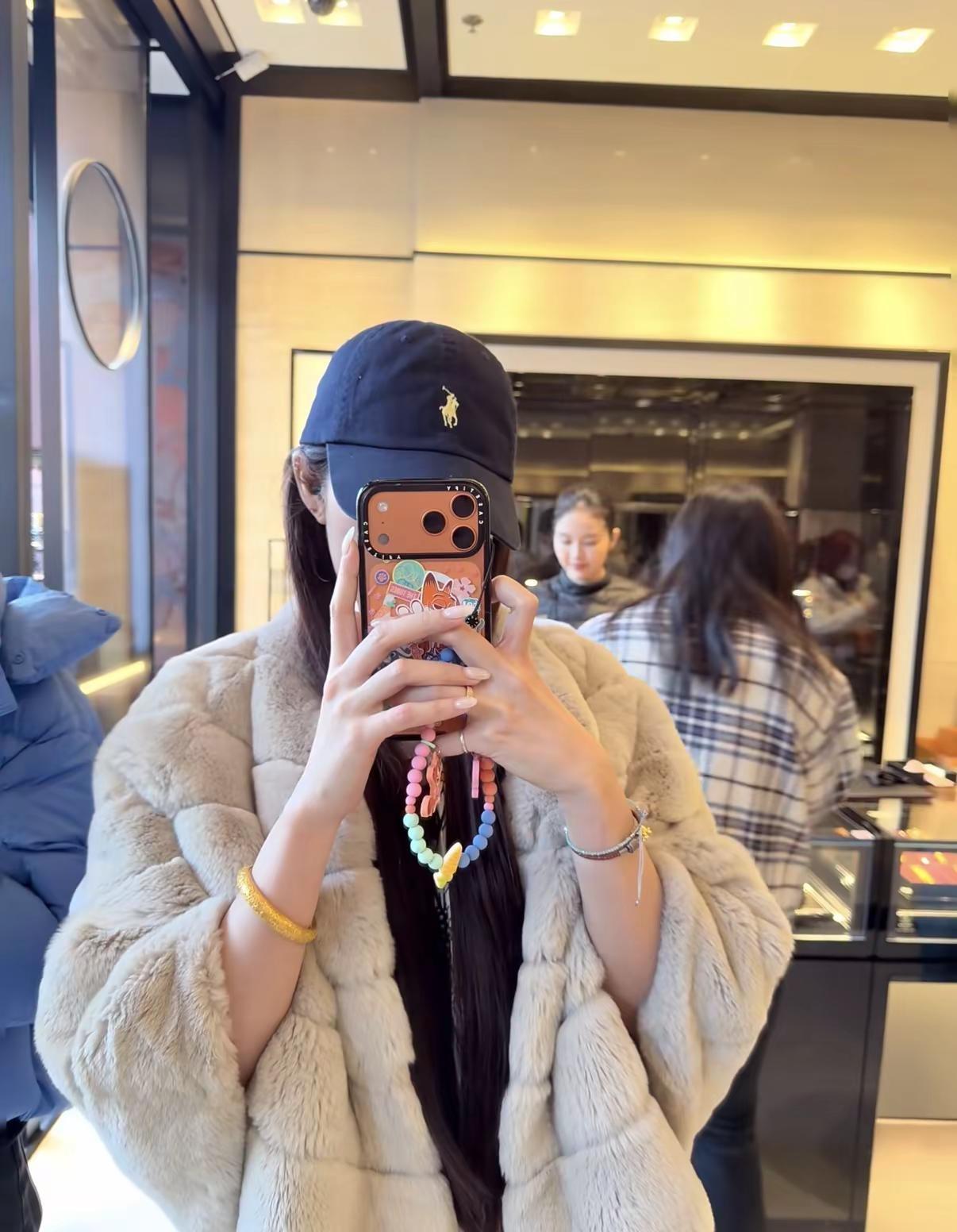 我已经到了没耐心的年纪 恋爱最多只能谈一天 第二天大金镯子就得带在我手上