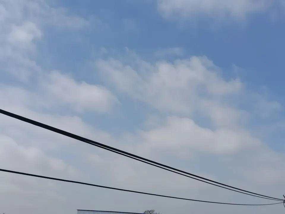 雨后初睛，白云朵朵，线如琴弦，弹奏仙乐，不见仙子。