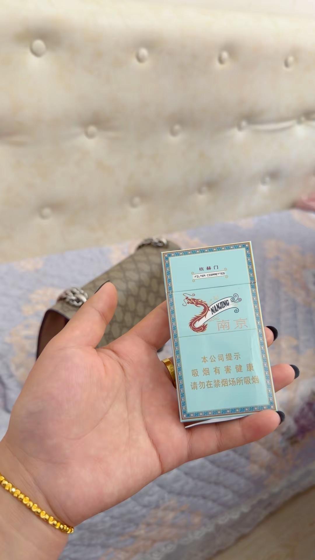 心曾被爱意填满，最后却只剩满目空洞，爱过一场，心底满是裂痕。