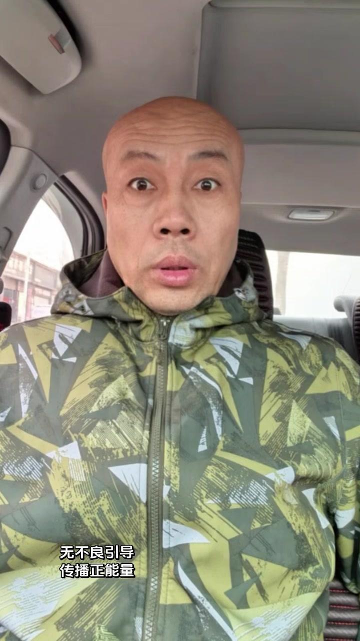 🌄跟着班长踏边防，每一步都踩在责任的土壤上。风餐露宿挡不住前行的脚步，严寒酷暑