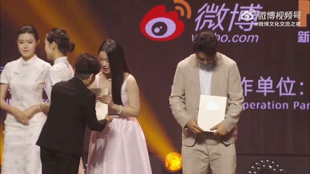 澳门之夜高光！两代奥运冠军同框，邓亚萍为任子威、杨倩颁奖，眼神里都是故事，冠军与