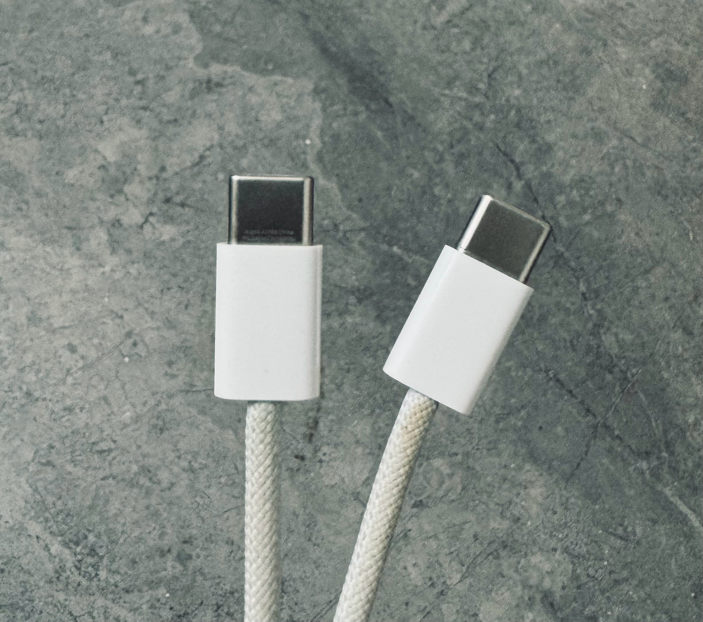 原来iPhone15数据线带字母一端和不带字母一端连手机充电是有区别的带字母的这