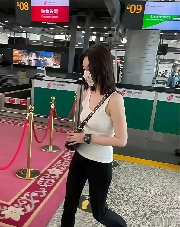 李小冉快要年近五十，身形状态依旧亮眼，长年坚持身材管理的效果一目了然。 
