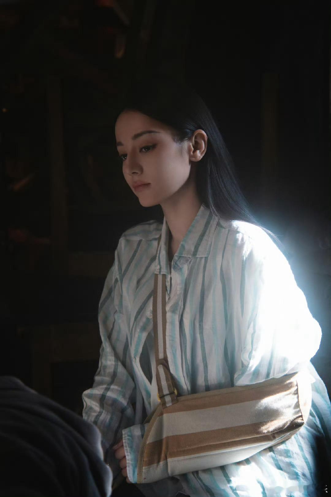 迪丽热巴今年交出两份满分演技答卷以前总有人说她靠脸吃饭，今年这两部剧就是最响亮的