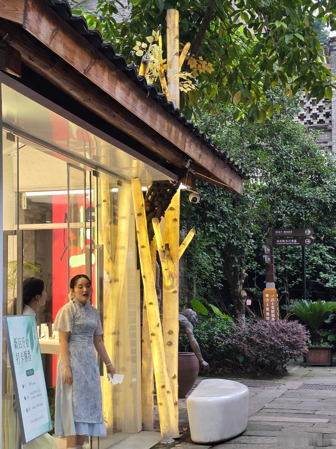 龙门浩和下浩里过去是长江边的码头，依山就势，现在打造成了两条文旅老街。两座古街之