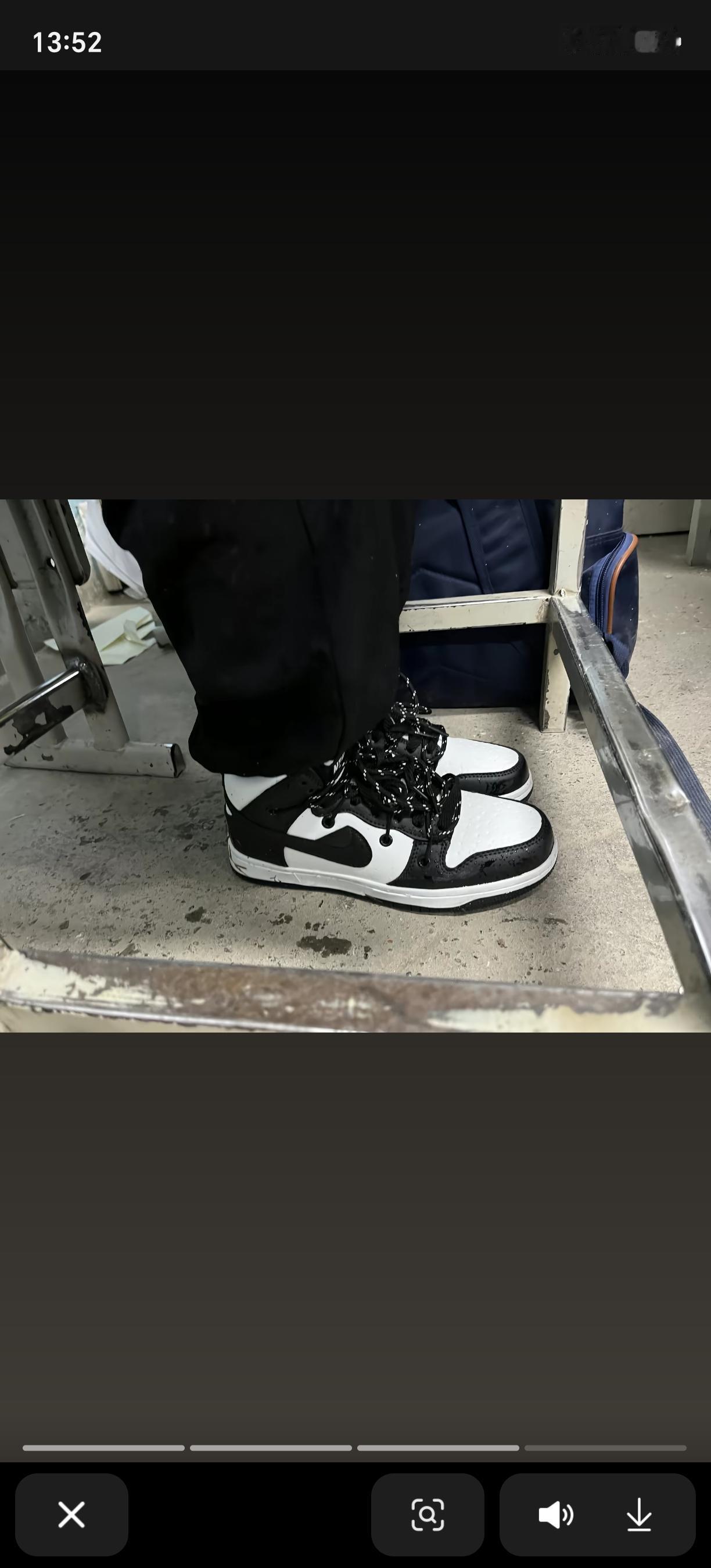 近日，新疆伊犁，一名女老师上课时发现，这么冷的天，班里一位小男生没有穿袜子。老师