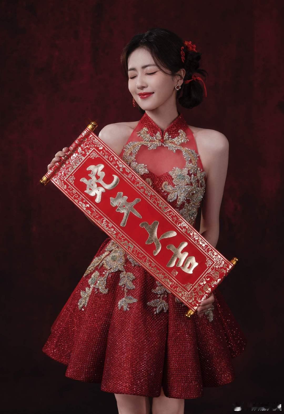 白鹿非遗手链 哇塞，白鹿首次上春晚，非遗手链成亮点！成都银花丝技艺，太绝了！锦鲤
