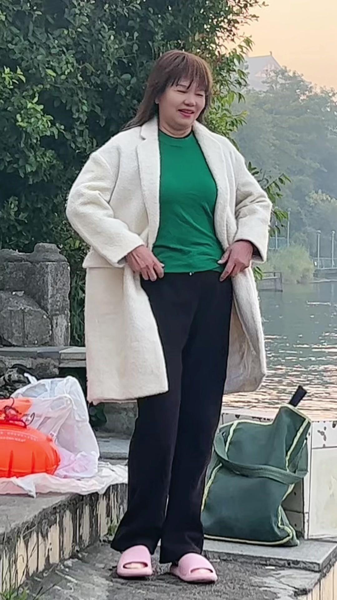 晨雾中的柳江太治愈了！冬泳人解锁周末清醒时刻 🌊清晨的柳江被薄雾笼罩...