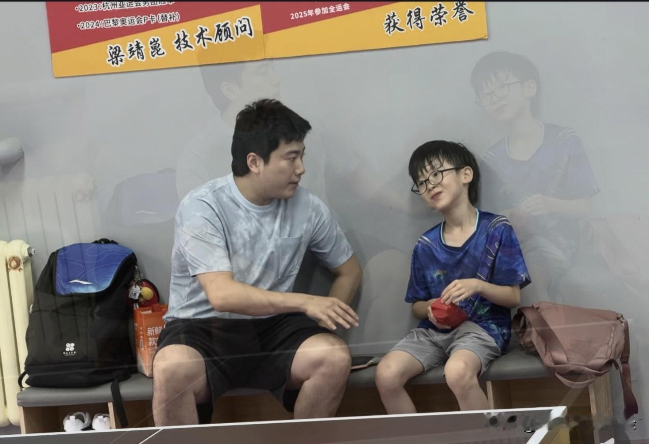 凉皮绝不是个让人省心的孩子，看大胖休假期间抽空陪他打球，给他指导。凉皮一副淘气搞