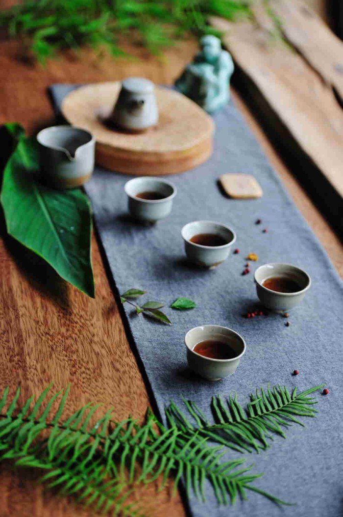 山中何事？松花酿酒，春水煎茶。——张可久