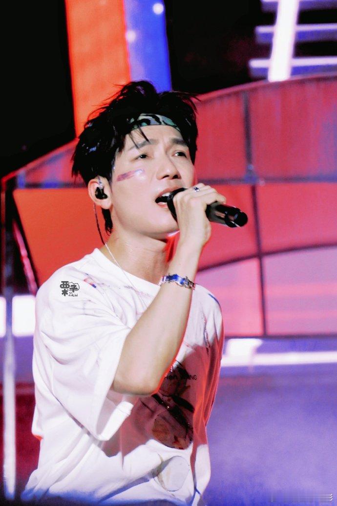 #陈楚生帮唱谭维维# 网络热议：陈楚生传唱谭维维，引发万千期待。 ​​​