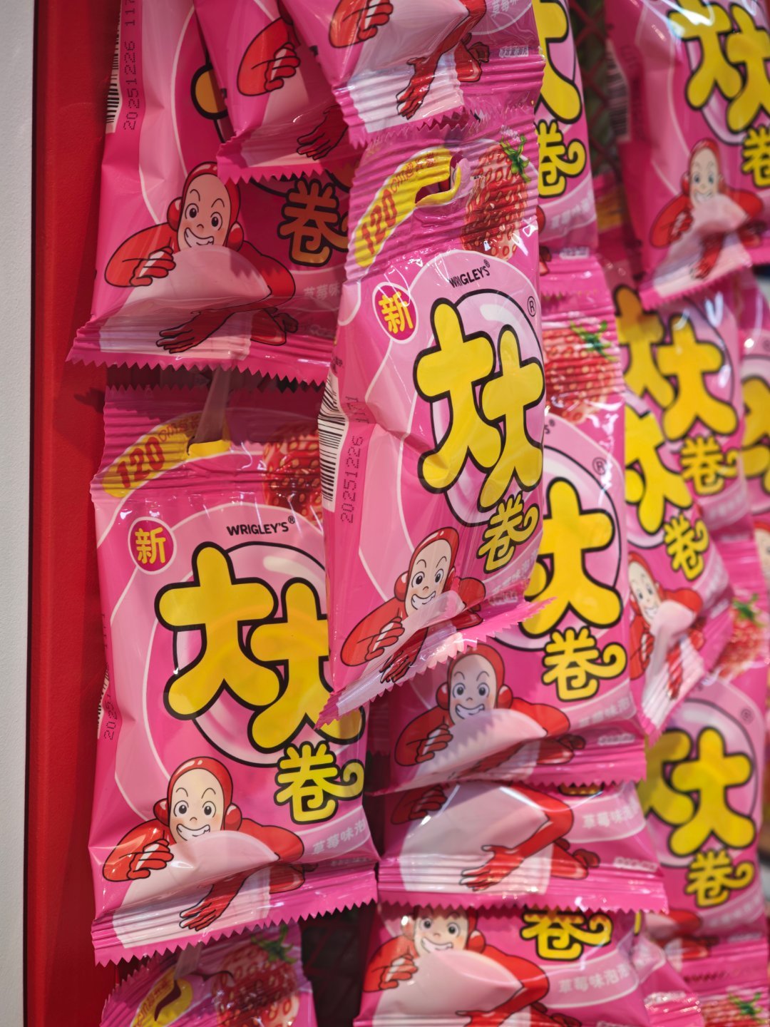 在超市看到了一个很有年代感的零食，还记得小时候电视上经常有它的广告，自小学毕业之