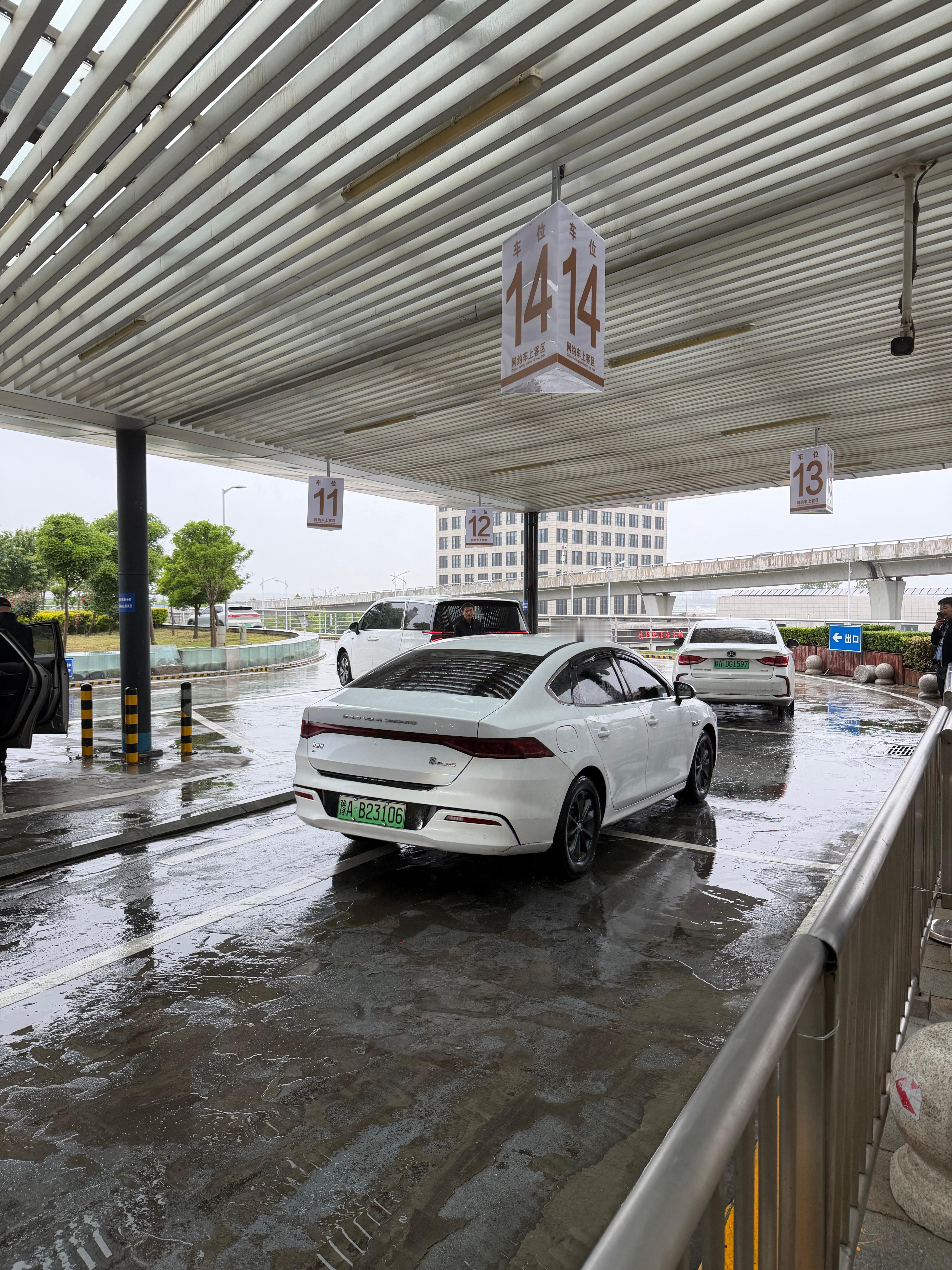 落地郑州，气温骤降到九度，还下着小雨刮着风，感觉又过冬了。 