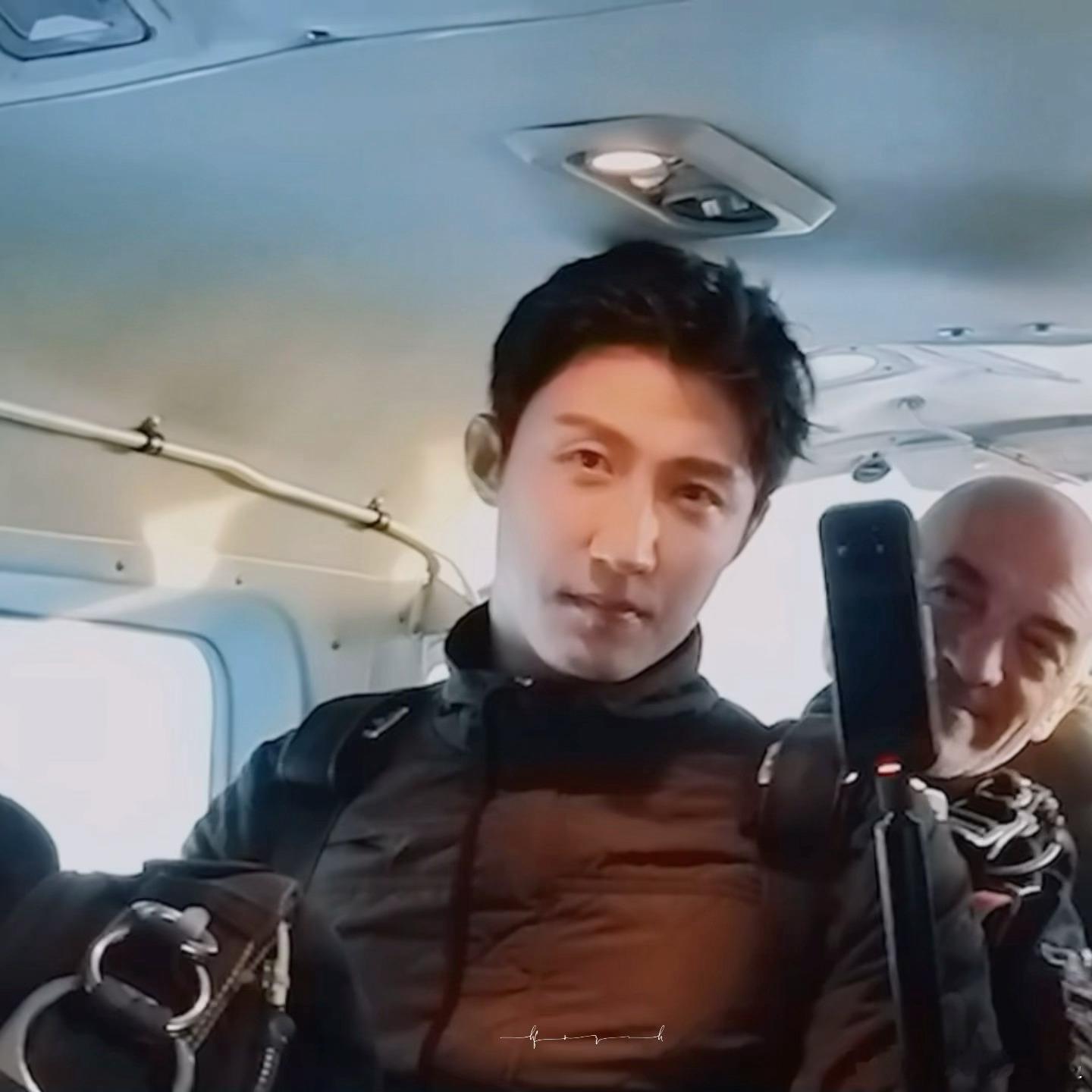 又被黄景瑜冷脸帅到了 黄景瑜的冷脸帅是那种能穿透屏幕的力量，无论看多少次都依然会