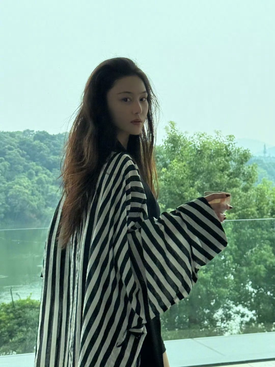 张馨予[超话]闺蜜拍的张馨予慵懒的居家感张馨予晒闺蜜拍的自己闺蜜拍的张馨予慵懒的