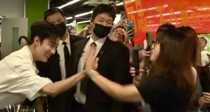 霸总也逃不过搞笑女的魔掌 姚冠宇扫楼被搞笑女拿捏！大寒喊“取悦我”，三击掌超有梗