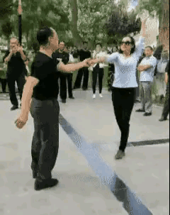 这个舞跳的难度太大了，还很危险，整不好就把女的扔在地上。
一男一女正在跳舞，头两