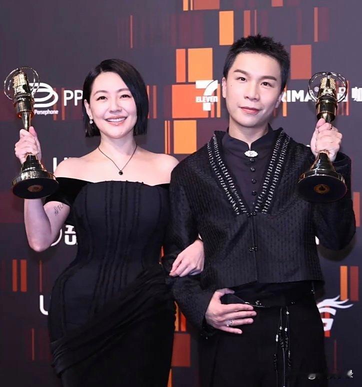 小S时隔8个月复出，她把姐姐大S的名字刻在了脖子后面，还把大S的骨灰做成了项链戴