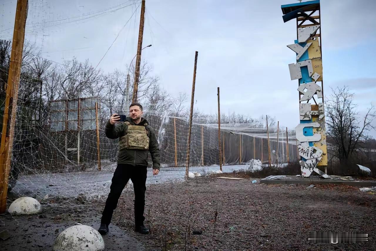 据网络​大V乌大辉报道，这张照片是12月12日，乌总统泽连斯基视察库皮扬斯克时的